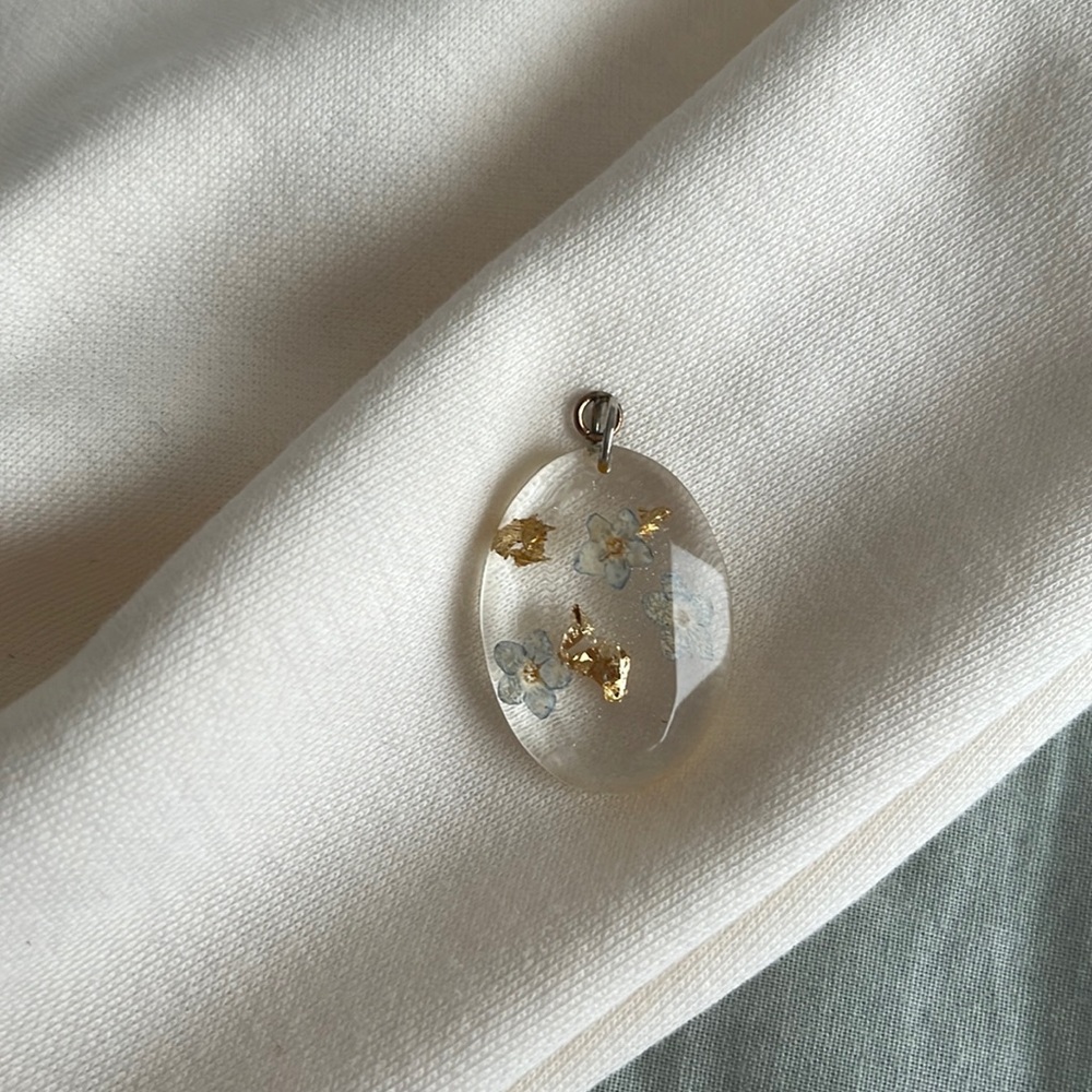 Resin flower gold leaf pendant